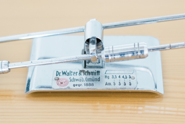 Antik fogászati eszközök gyűjteménye - Medicina Klinika Hévíz. Dr. Walter és Schmitt Schwab.Gmünd mérlege.
