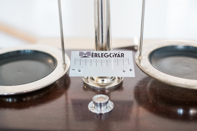Antik fogászati eszközök gyűjteménye - Medicina Klinika Hévíz. Mérleg 25-500 gramm mérőképességgel. Mérleggyár Hódmezővásárhely.